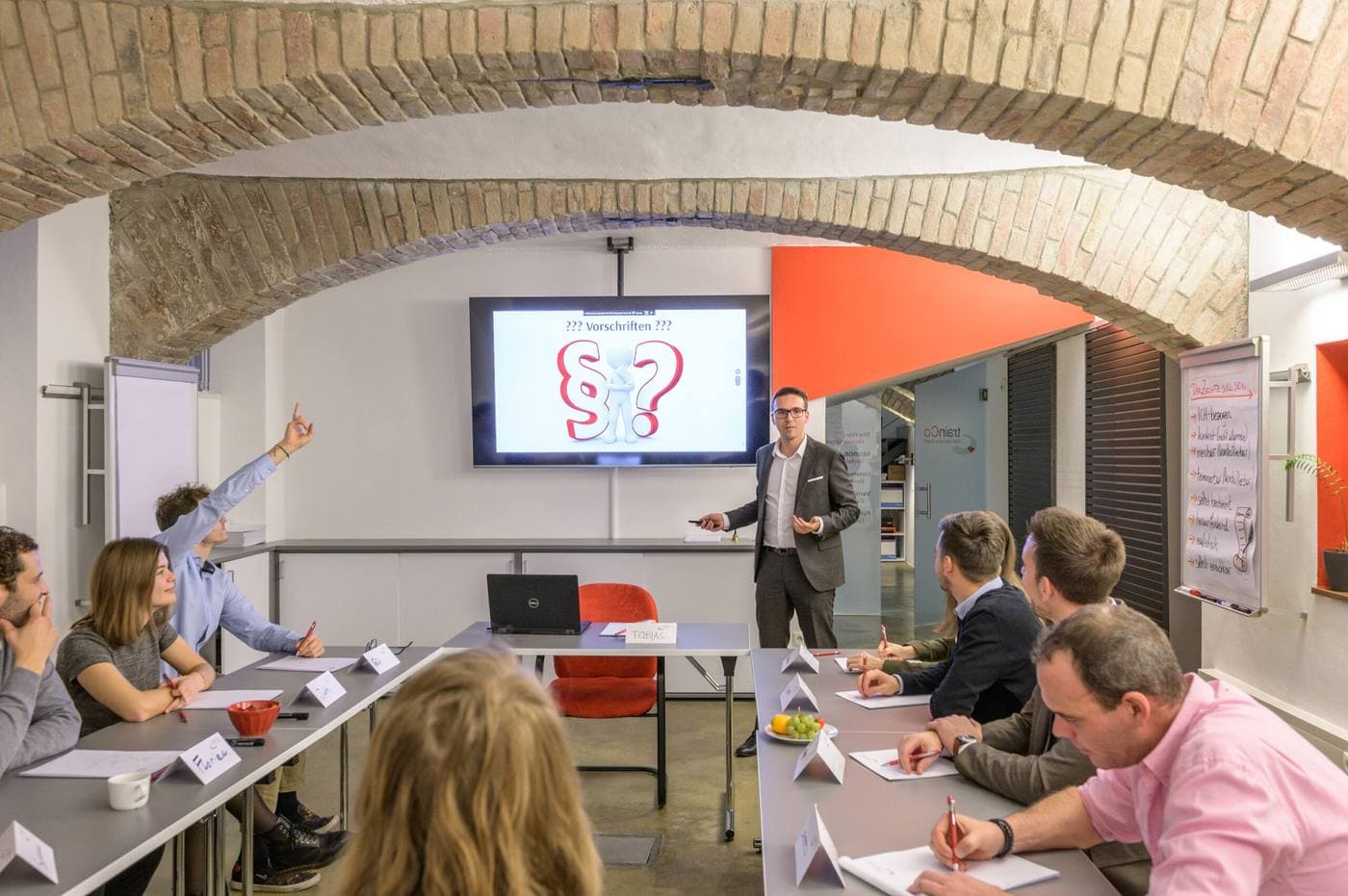 Seminargruppe im trainCo-Kurs, aufmerksam bei der Arbeit